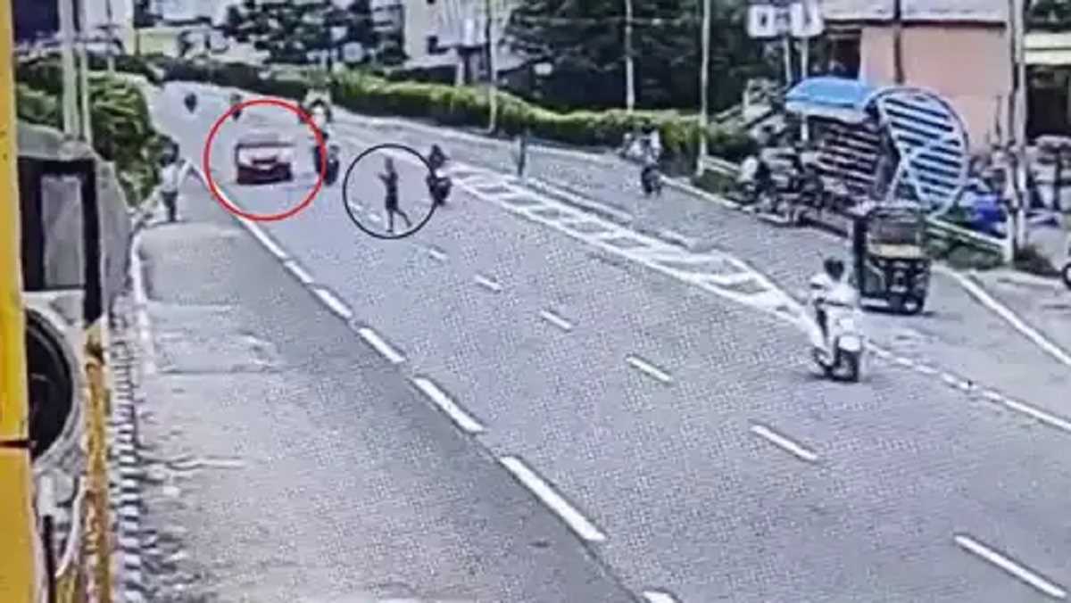 तेलंगाना में फोन पर बात करते हुए सड़क पार कर रहा था शख्स, कार से टक्कर में हुई मौत